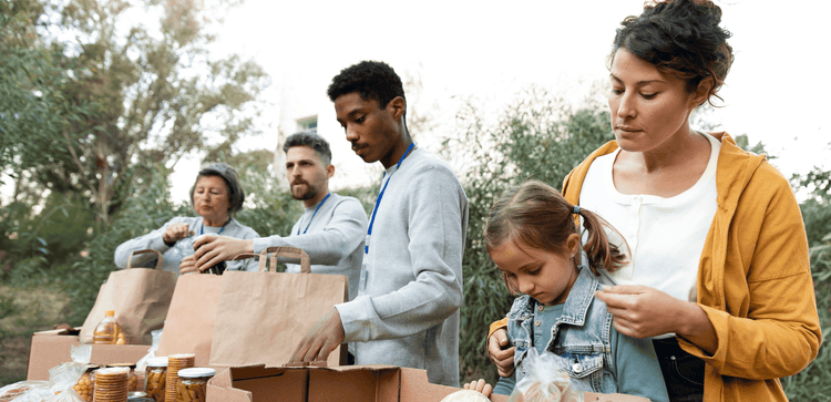 Volunteer are catering the food